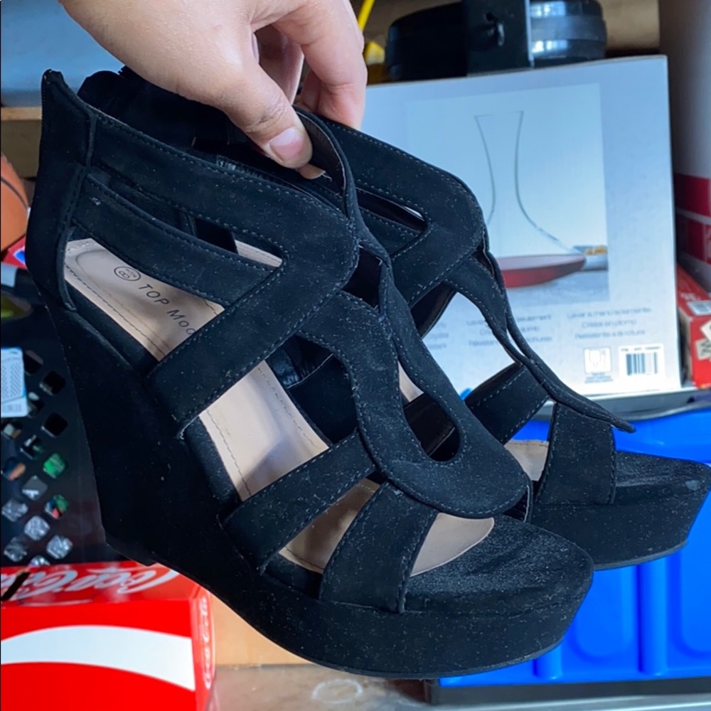 Black wedges